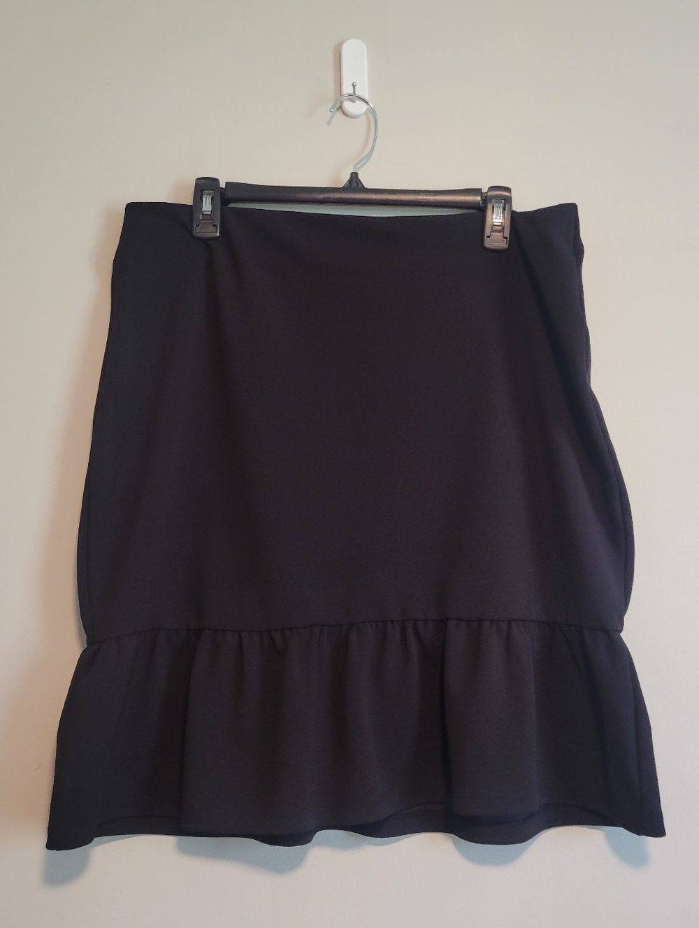 Roz & Ali Black Mini Skirt with Ruffle Hem Size Large
